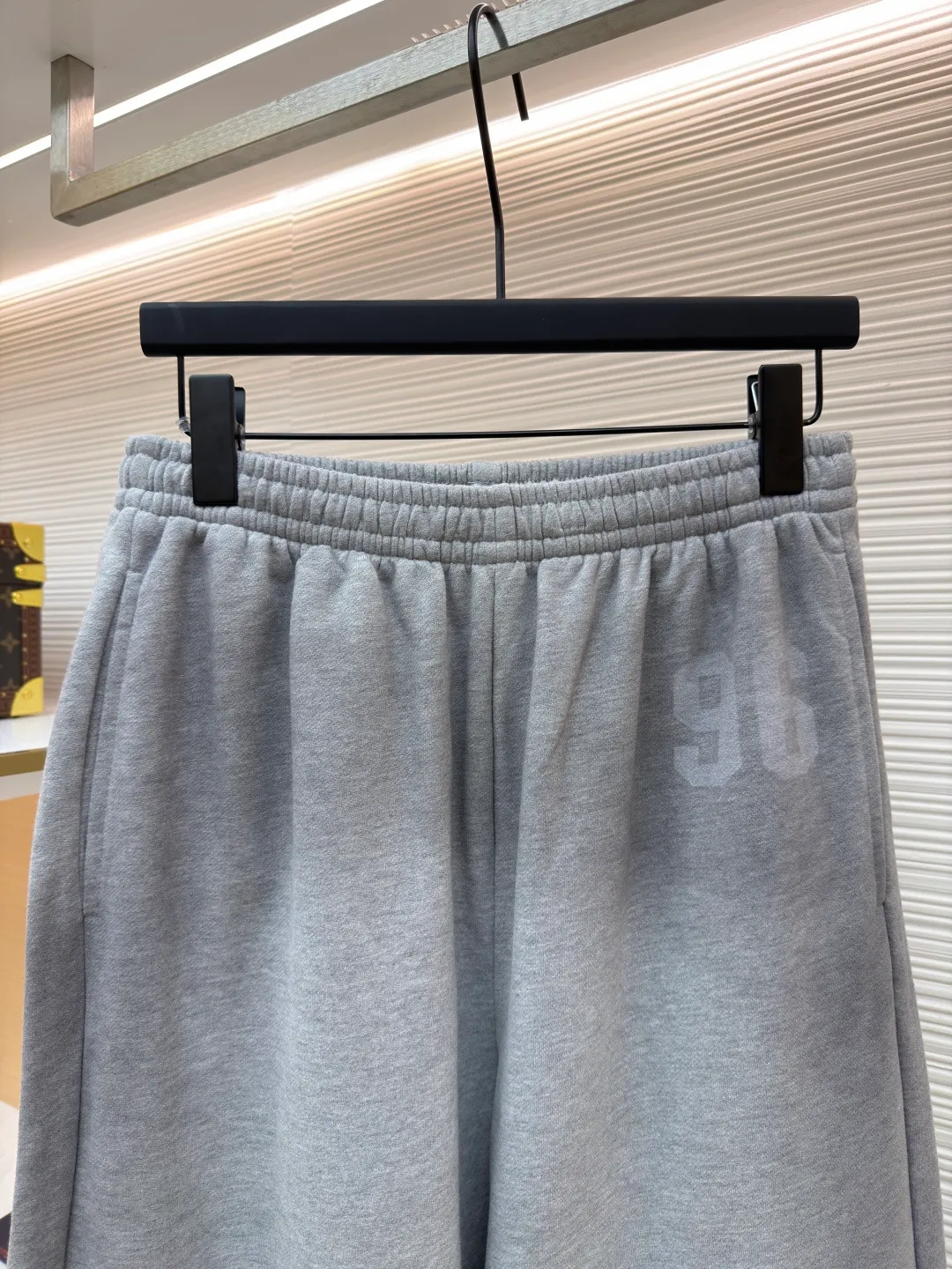 Acne Studios printed logo sweatpants ●Item number: 1682181-A90 ●Material: Floral soft velvet nylon fabric ●Technology: Imported machine foam printing production ●Color: Gray ●Version: Loose fit ●Weight: about 615 grams ●Size: It is embellished with the college-style seasonal logo pattern and outlines the personal logo with simple and tense lines. The hidden luxury beauty of the sweatpants is carved with Maliu craftsmanship. From rich to light, the color transition is natural and smooth, like the elegant style accumulated over time. The suit is present, interpreting the infinite possibilities of fashion from a unique perspective. Imported machine white foam printing uses imported professional printing equipment to apply a special white slurry to the surface of the textile in a specific pattern through precise mechanical control. The foaming agent is heated to decompose to generate gas. The slurry expands to form a three-dimensional white foam pattern. Gradient special slurry spraying process sprays dyes of different colors on the surface of the fabric to achieve rich color changes in the clothes under different lights, increasing the visual layering. The fabrics have been carefully washed, have a better hand feel and texture, are not easy to deform, are not easy to shrink, are not easy to fade, and maintain long-term beauty. The overall wiring is straight and delicate, the fabric is comfortable and soft, and the color is consistent without color difference. It can be matched with the same style to create a fashionable look and control various occasions. Customized accessories, complete with three standards, same style for men and women!